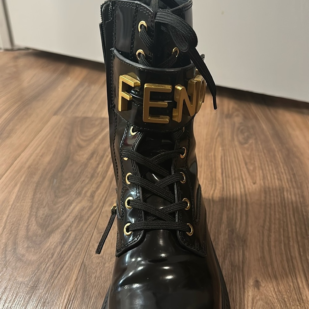 BLACL FENDI BOOTS SIZE 41 FITS WOMENS 10 AND 11